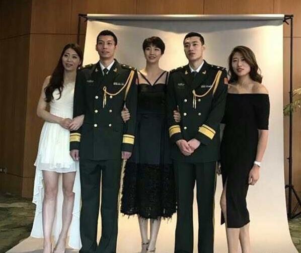 在不久前举办的女排明星赛上,袁心玥走红毯时男伴仲为君身高2米05