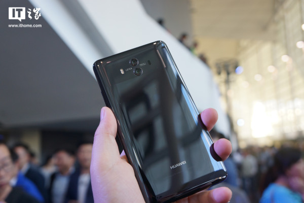 it之家华为mate 10/pro/保时捷设计现场实拍:精英范儿十足