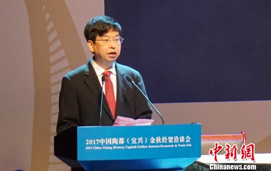 中共宜兴市委书记沈建致辞.