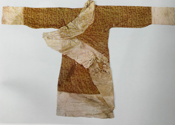 直到马王堆汉墓发掘出土了深衣实物,深衣的形制才告明确.