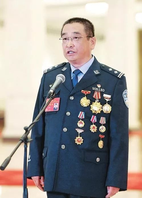 吉林省党代表崔光日佩戴8枚功勋章走上党代表通道