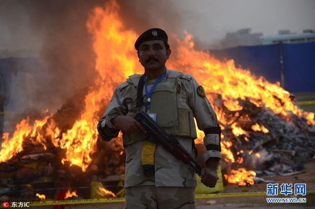 巴基斯坦焚毁数吨毒品火焰冲天场面壮观组图