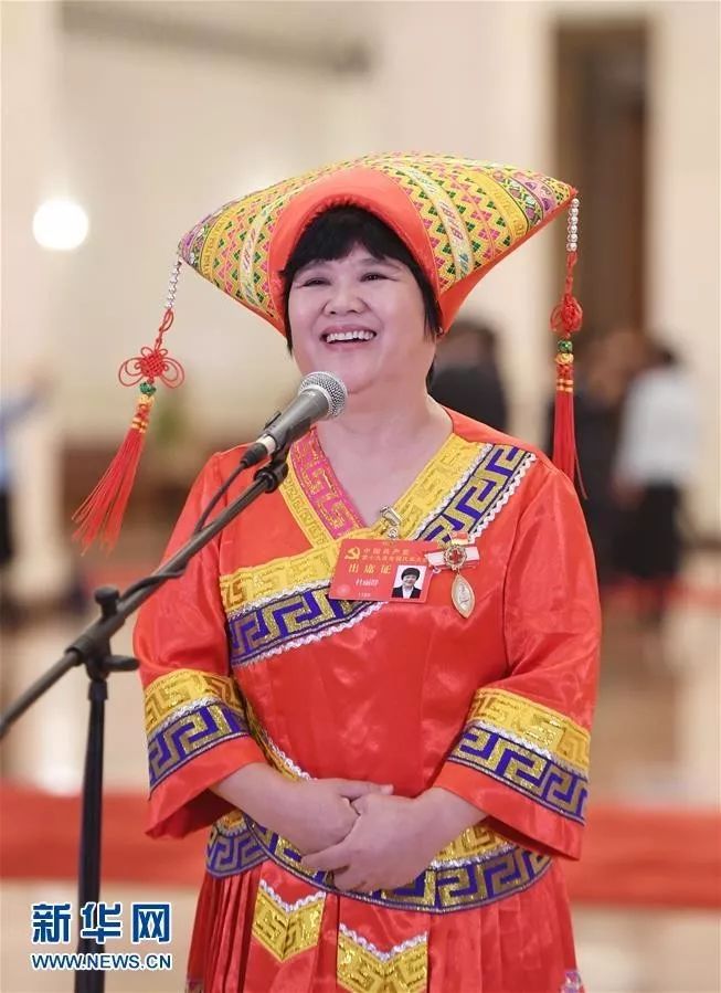 杨小玲代表接受采访.新华社记者 申宏 摄