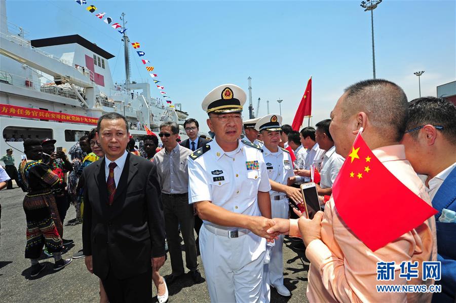 中国海军和平方舟医院船首访安哥拉组图