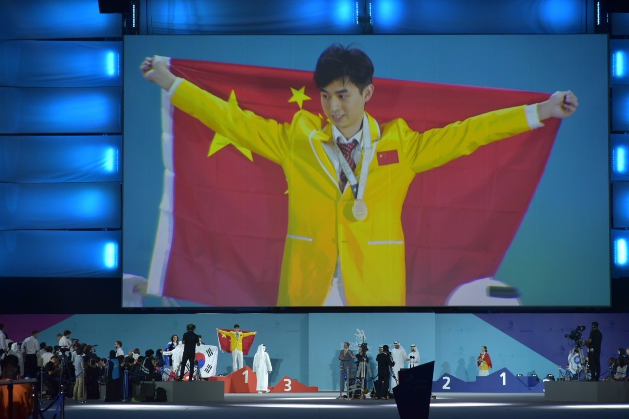 餐厅服务项目选手陈亦凡和网站设计与开发项目选手孔元元也获得了赛事