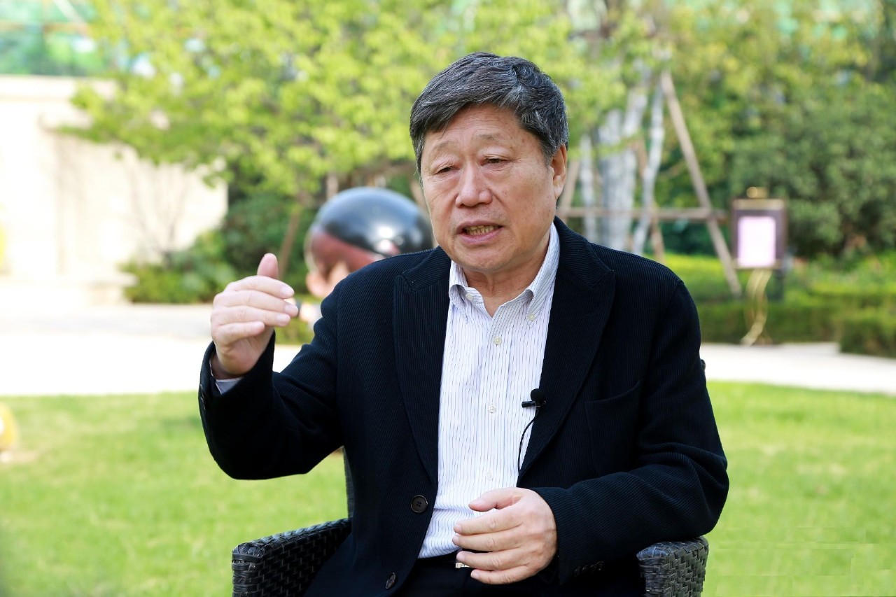 打领带穿布鞋的张瑞敏__财经头条