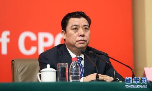56789:统战部副部长用“56789”概括非公经济发展 10月21日,十九大新闻中心举办记者招待会,邀请中央统战部常务副部长张裔炯、副部长冉万祥,中央对外联络部副部长郭业洲介绍的统一战线工作和的对外交往情况,并回答记者提问。图为中央统战部副部长冉万祥。新华网 郝广鹏摄