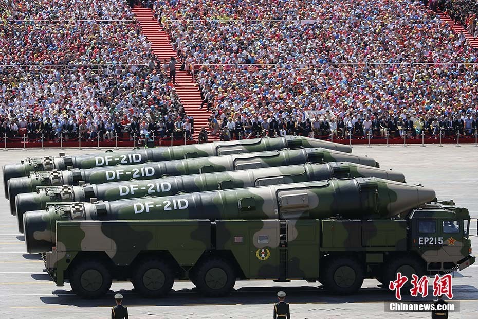 未来报告:中国未来什么样?十九大报告勾勒出这样一幅图 图为2015年9月3日,纪念中国人民抗日战争暨世界反法西斯战争胜利70周年大会在北京隆重举行,反舰弹道导弹方队接受检阅。 中新社记者 盛佳鹏 摄