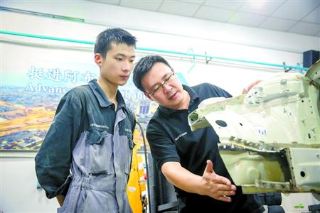 上海两名95后男孩大赛夺金