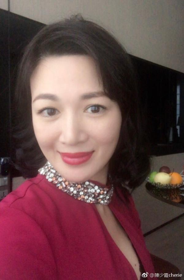 "双儿"陈少霞红色v领礼服知性优雅