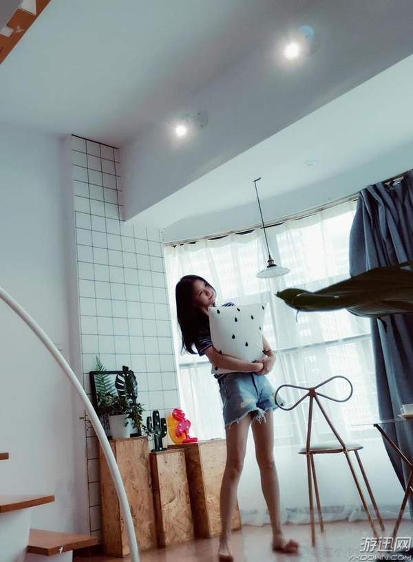 阿冷微博秀2米8大长腿美照!网友嘲讽:卸妆后太吓人