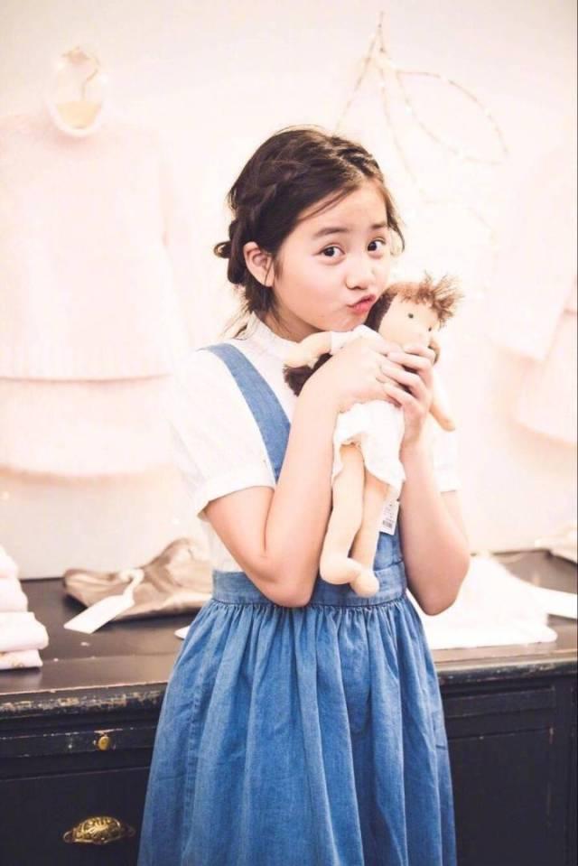 11岁的多多长发及腰打扮成熟,而吴昕李沁却青春得越发像个学生了