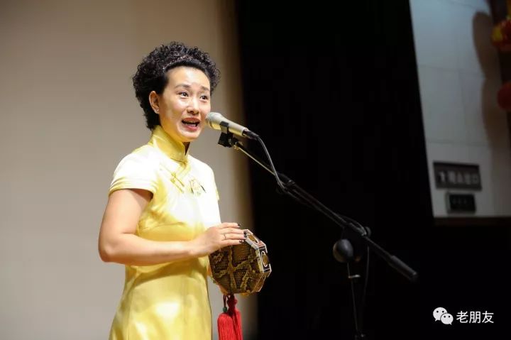 上图:艺术家闫磊表演单弦儿《风雨归舟》上图:艺术家阴军表演山东快书