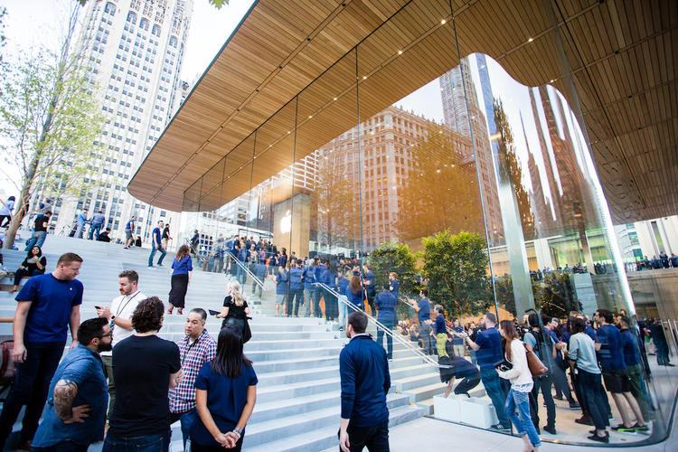 这家位于核心商业区的零售店在芝加哥河岸边,占地 1850 平方米,从外面