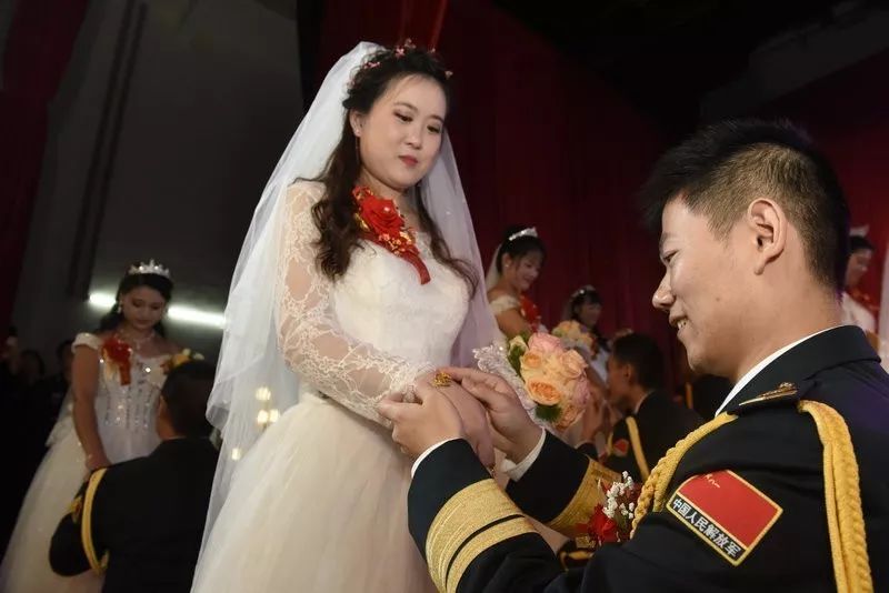 分享 你卫国,我守家!火箭军某旅为39对新人举行集体婚礼
