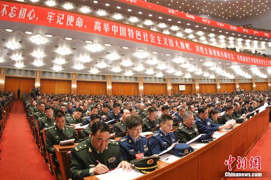 十九大十九问:中央委员是如何产生的? 10月18日,中国共产第十九次全国代表大会在北京人民大会堂开幕。平代表第十八届中央委员会向大会作了题为《决胜全面建成小康社会 夺取新时代中国特色社会主义伟大胜利》的报告。 中新社记者 盛佳鹏 摄