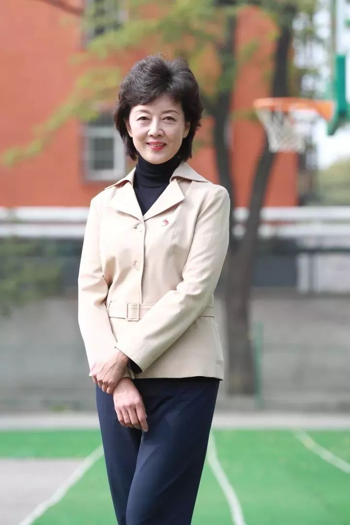 十九大开幕会这位女校长走红3个半小时不停变换手势创下新纪录