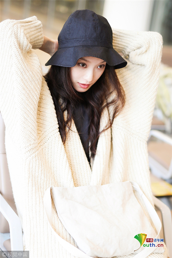 倪妮嘟嘴瞪眼秀"无辜脸" 伸懒腰解乏萌态十足