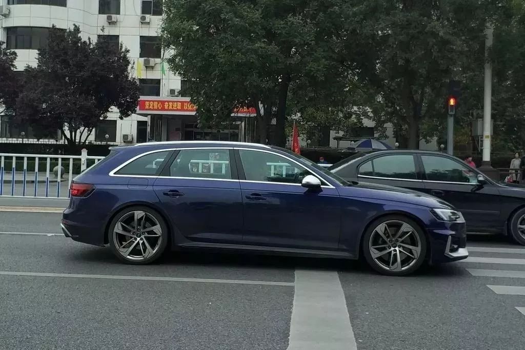 4.1秒的奥迪RS4惊现国内，奔驰C63和宝马M3表示四驱有乐趣？