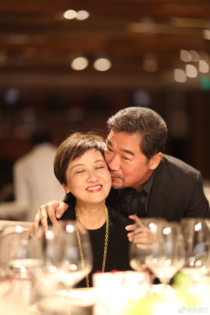 邓婕60岁,张国立送情书,原来时光才是最好的狗粮