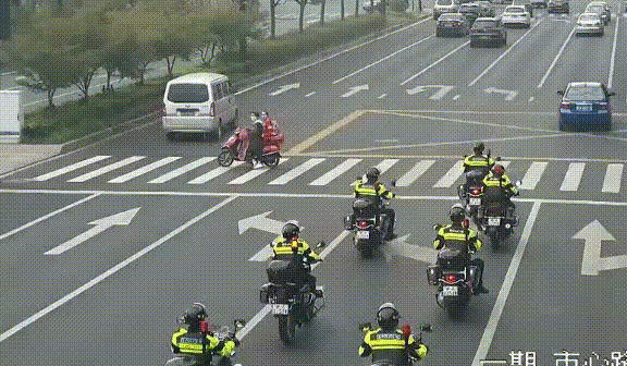 暖!面对行人,十几辆特警车这样统一动作,长达30多秒