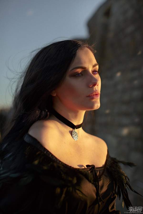 俄罗斯美女cos《巫师3》叶奈法 香肩大露紫眸迷人(图)