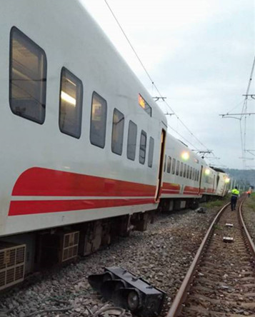 "普悠玛"号列车在花莲三民站内发生脱轨事故.