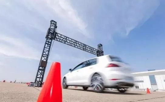 试车场 | “钢炮”再进化，试驾新高尔夫