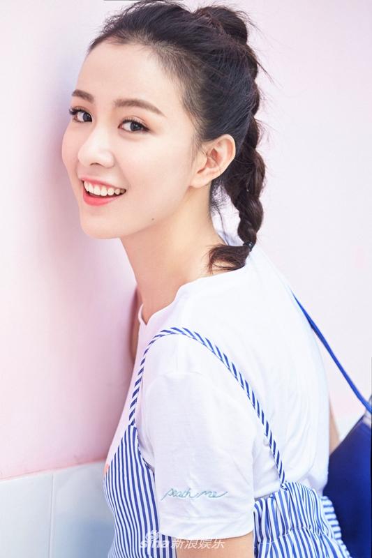 组图:姜瑞佳曝清爽主题写真 五官精致灵气十足