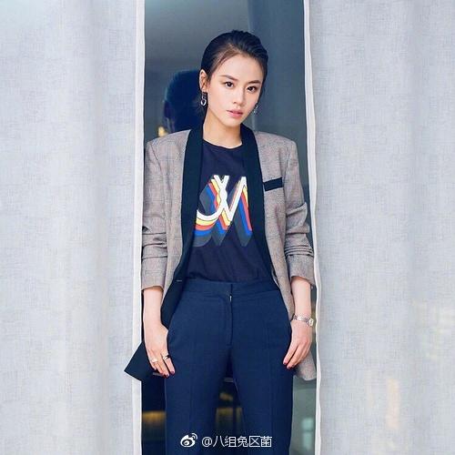 今年秋季很流行西装look,下面就为大家盘点穿过条纹西装的女明星们,看
