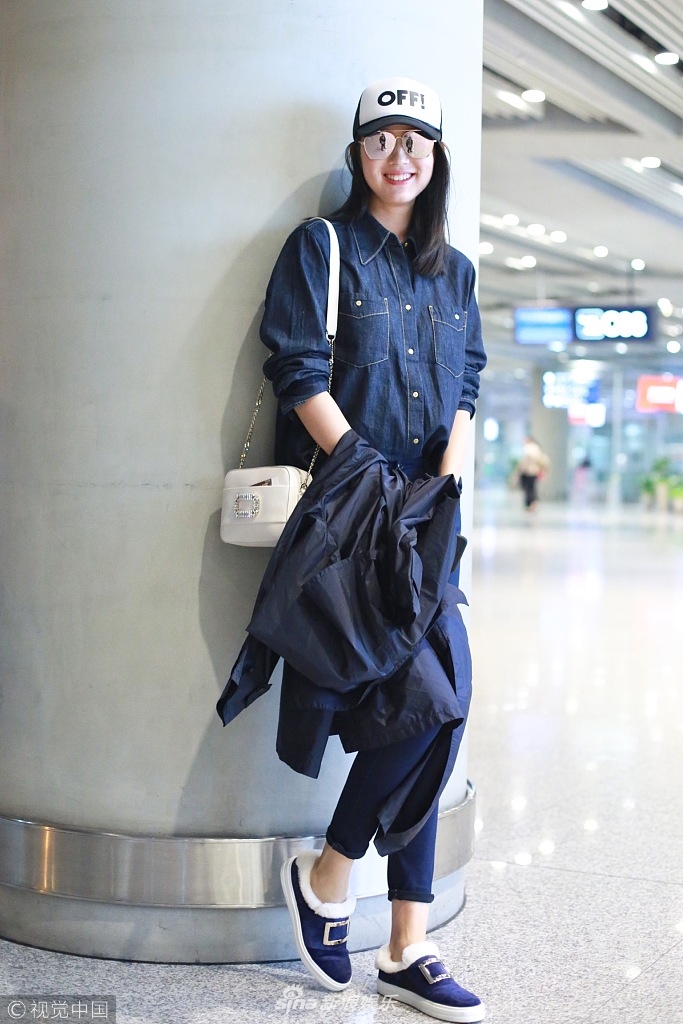 张梓琳牛仔风酷劲十足 见镜头害羞露齿笑