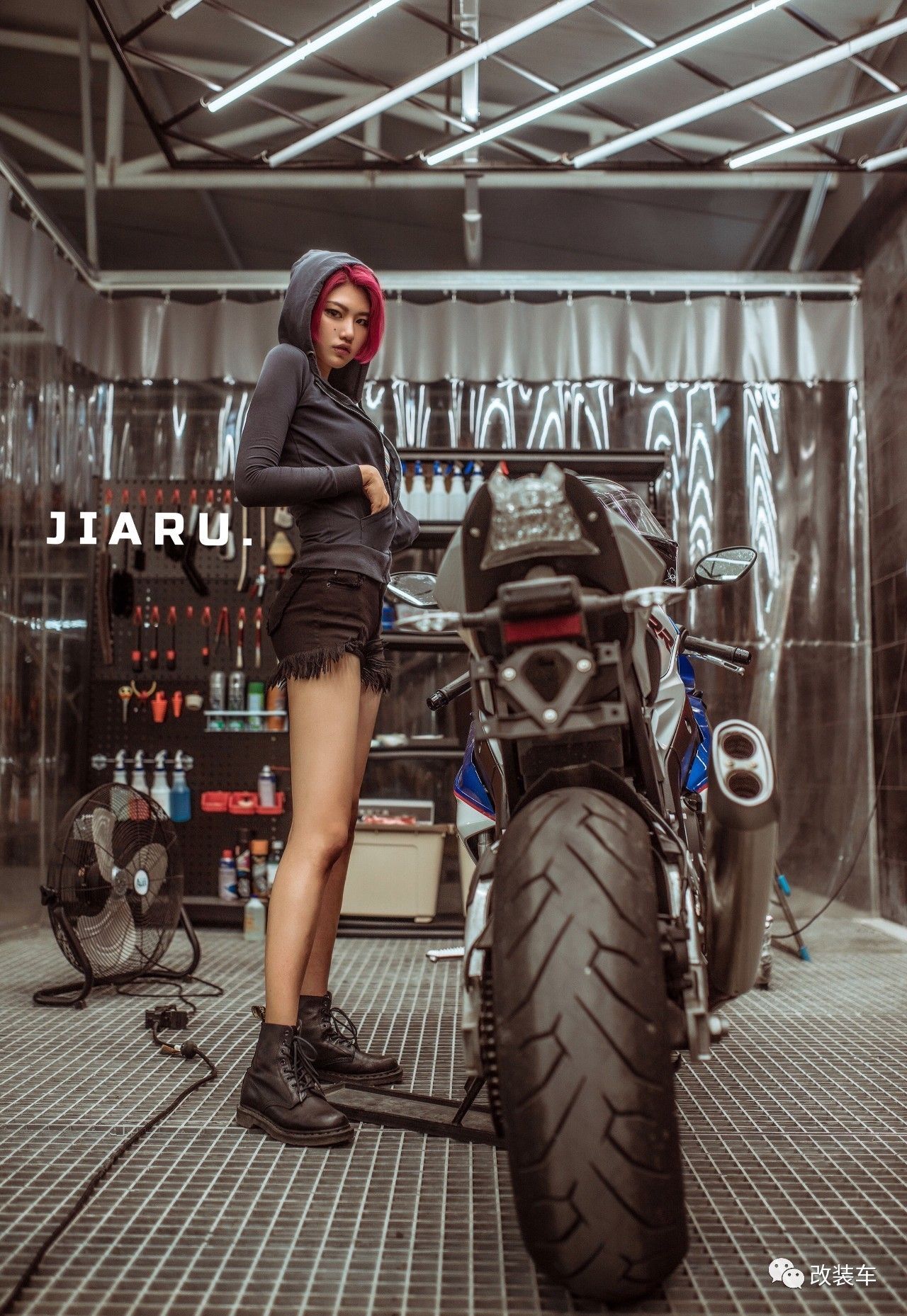 机车短发大长腿，北京妹子的这几辆公升级摩托都是梦想座驾！