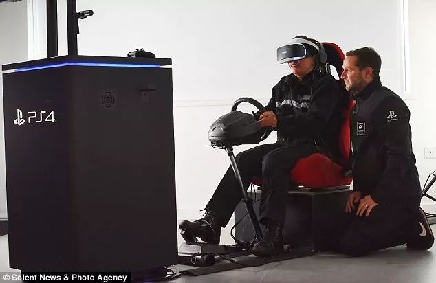 竟敢上班时间打游戏，英国警察利用赛车游戏提高驾驶技术！