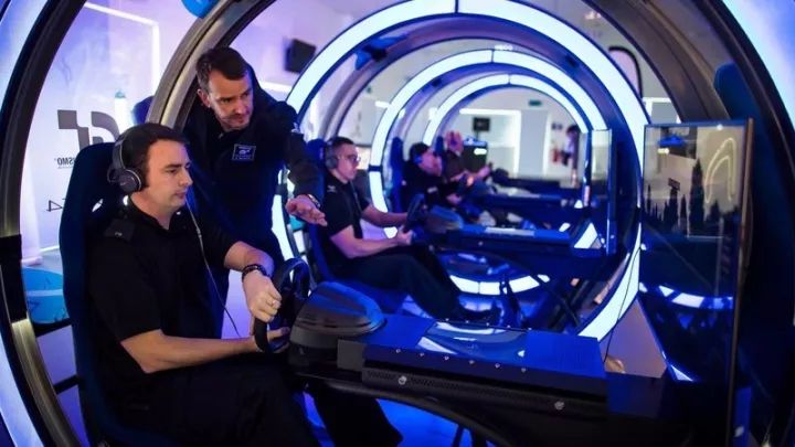 竟敢上班时间打游戏，英国警察利用赛车游戏提高驾驶技术！