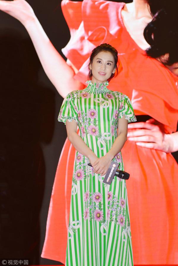 黄圣依穿绿旗袍秀雪肌 无奈妆容显老气