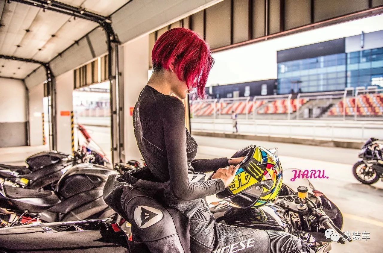机车短发大长腿，北京妹子的这几辆公升级摩托都是梦想座驾！