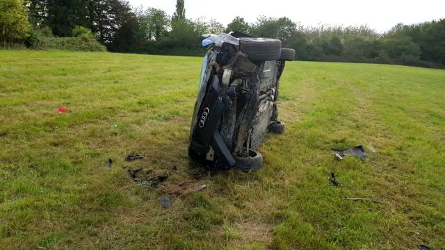 开着RS3在马路上狂飙200km/h，遇到路口后撞了个稀巴烂！