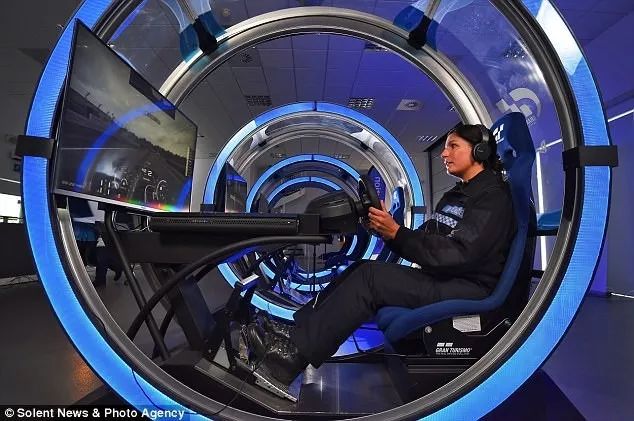 竟敢上班时间打游戏，英国警察利用赛车游戏提高驾驶技术！