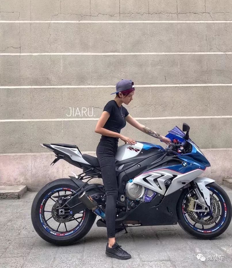 机车短发大长腿，北京妹子的这几辆公升级摩托都是梦想座驾！
