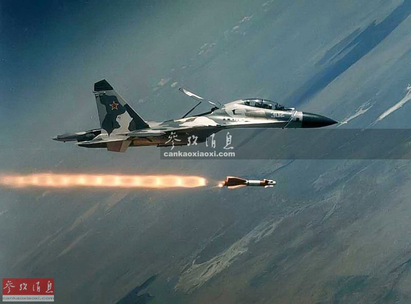 图为苏-30原型机试射r-77空空导弹.