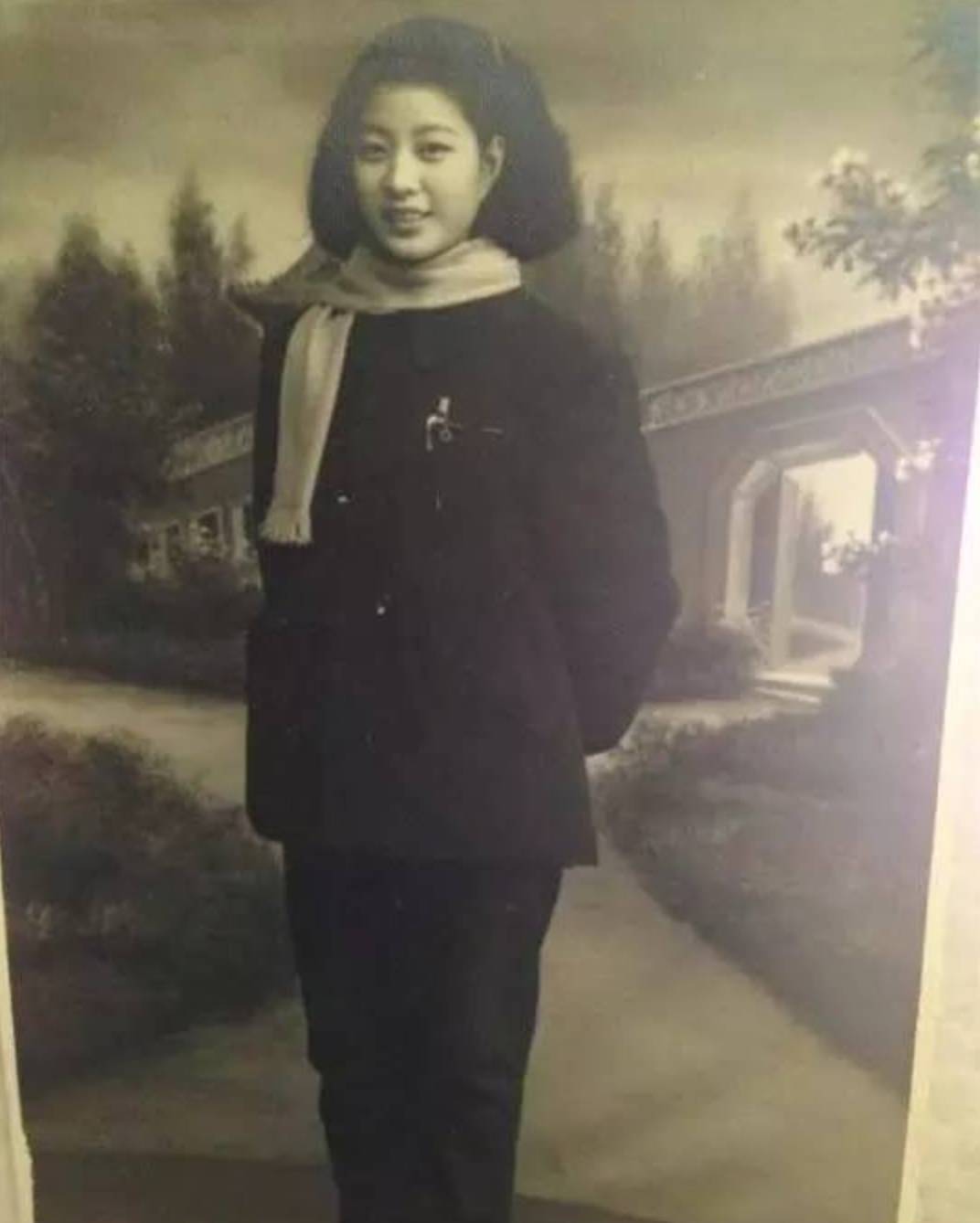 75而范冰冰的妈妈张传美曾是一名舞蹈演员气质也是优雅出众75