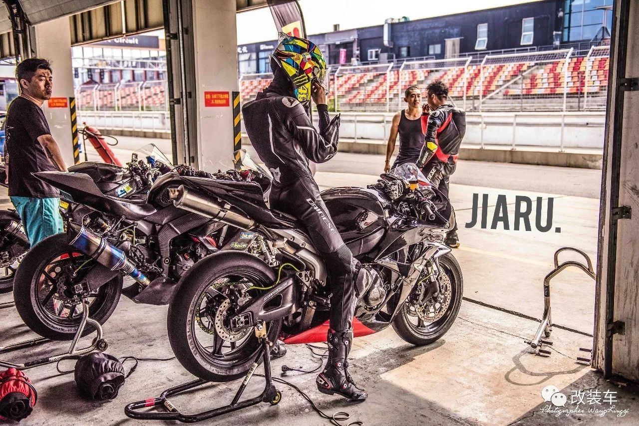 机车短发大长腿，北京妹子的这几辆公升级摩托都是梦想座驾！