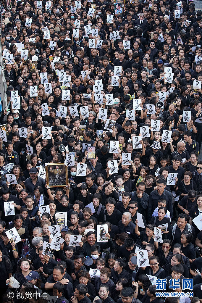 泰国普密蓬国王遗体火化仪式举行 民众聚集悼念