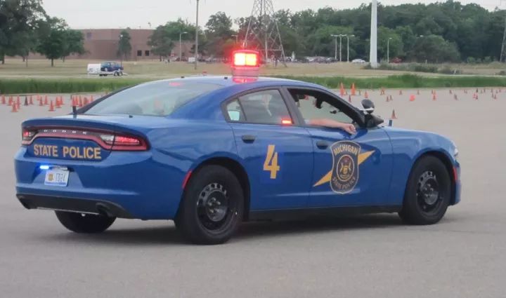 竟敢上班时间打游戏，英国警察利用赛车游戏提高驾驶技术！