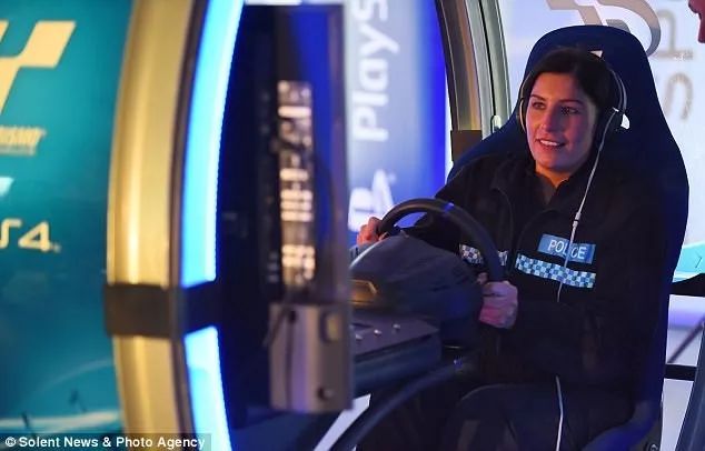 竟敢上班时间打游戏，英国警察利用赛车游戏提高驾驶技术！