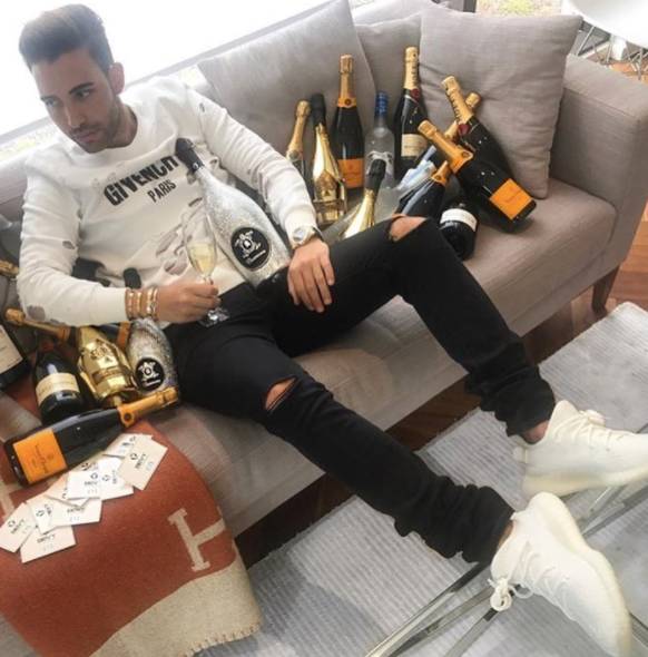 他们出租私人飞机任人摆拍放朋友圈炫富,生意居然好到爆.