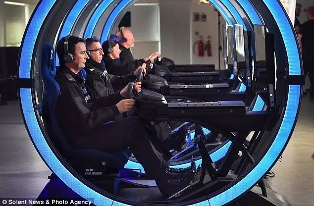 竟敢上班时间打游戏，英国警察利用赛车游戏提高驾驶技术！