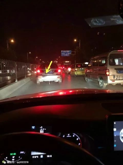 看到车让人，大众一脚刹车，后面两辆车没反应过来……