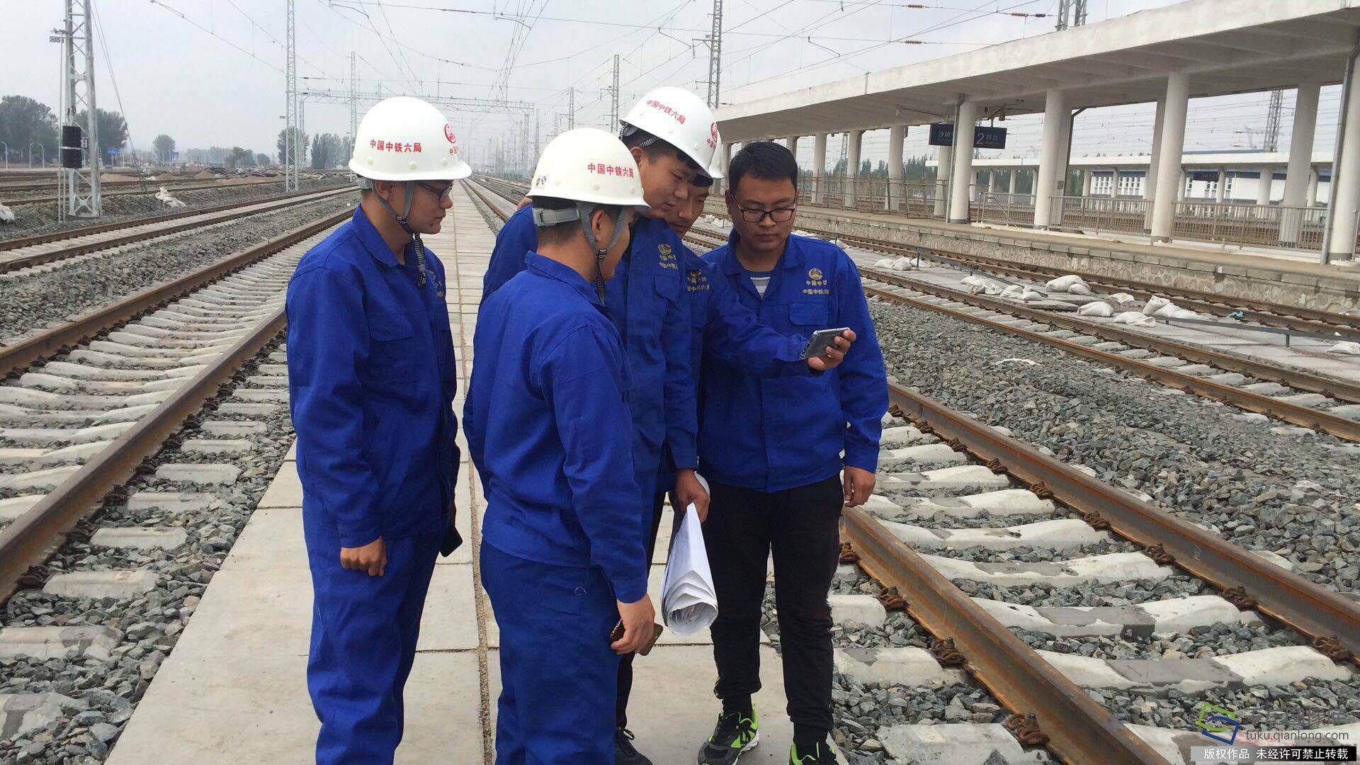 中铁六局代建京张一分部沙岭子西施工现场技术员利用施工间隙学习十九