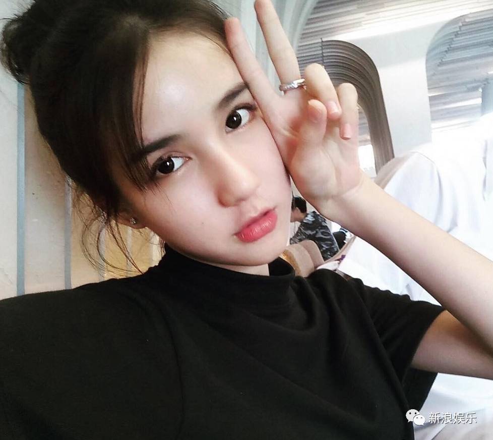 今天去找她的新图,发现yoshin现在都走成熟路线了啊!